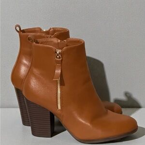 Jessica Cline Brown Ankle Boots Block Heel Side Zip Size 7
